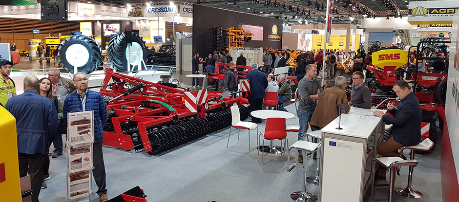 Экспозиция компании SMS cz на выставке SIMA 2019, в центре находится предпосевной компактор, которые был продан в первый же день выставки.