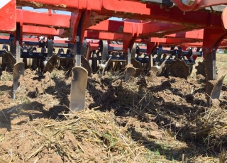 Výborná průchodnost stroje díky světlosti pod rám 80-84cm dle typu jištění