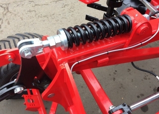Reliable suspension of most strained middle roller.