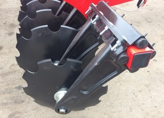 Mounting of discs in couples is a promise of right working angle in all conditions.