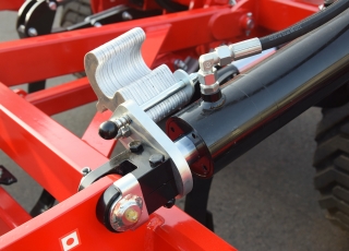 The machine is fully hydraulically adjustable.