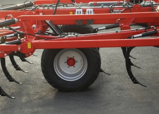 The integrated axle can also be used in wet conditions to hold the working depth.