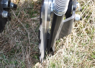 Seeding units for sowing into the narrow groove