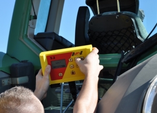 Control box for automatic regulation depending on the speed and lifting 