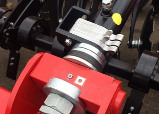 Easy and quick adjustment of working depth by washers- manually or hydralic. 